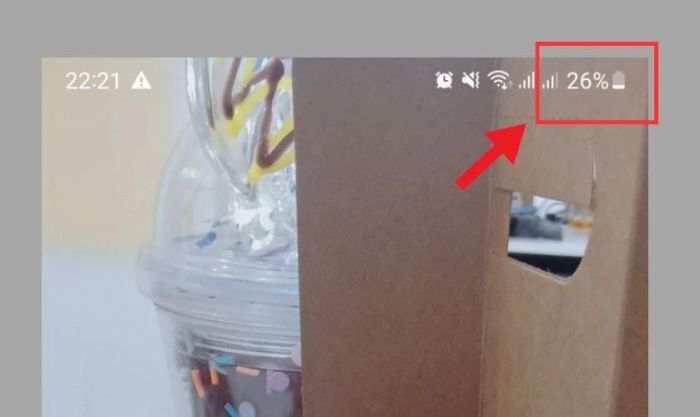 Phần trăm pin sẽ được hiển thị ở góc phải màn hình điện thoại