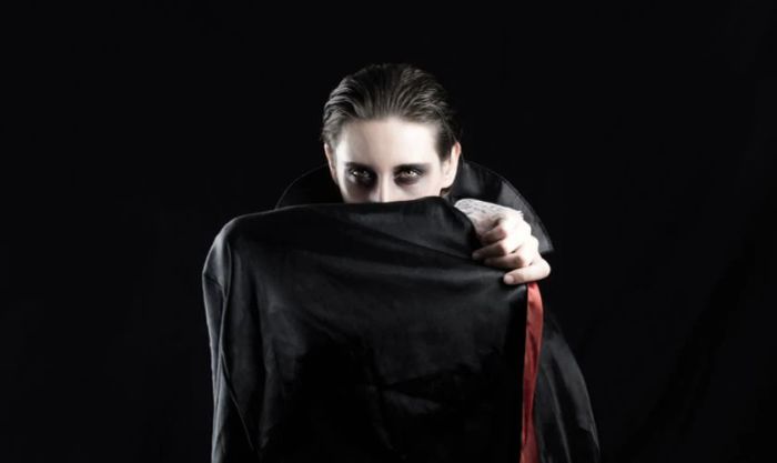 Hình nền máy tính Halloween với chủ đề ma cà rồng tông màu đen