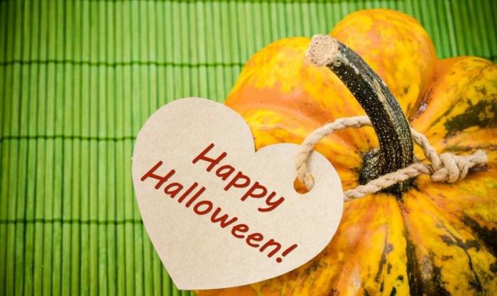 Hình nền Halloween với chủ đề bí ngô màu xanh lá