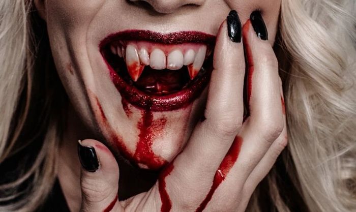 Hình nền máy tính Halloween với chủ đề ma cà rồng và hàm răng nanh
