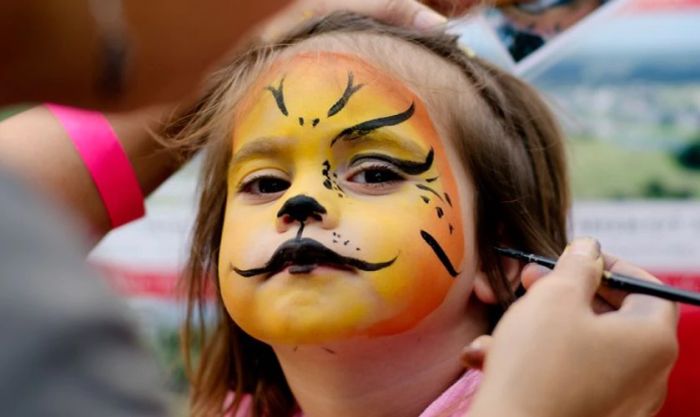 Các dụng cụ dễ dàng để hóa trang Halloween cho học sinh