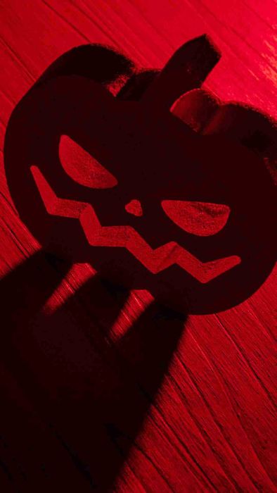 Hình nền Halloween cho điện thoại tông đỏ với hình bí ngô