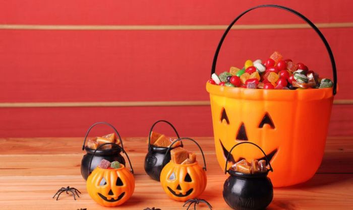 Hình nền Halloween cho máy tính với chủ đề bánh kẹo