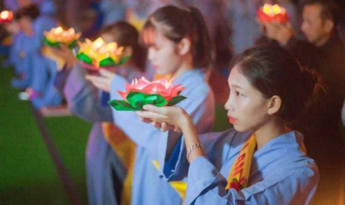 Các Phật tử thành kính dâng hoa trong ngày lễ Vu Lan báo hiếu