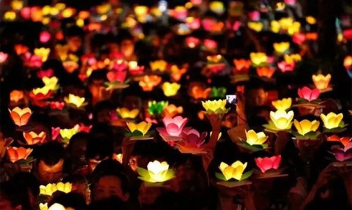 Hình ảnh thả hoa đăng đầy thiêng liêng trong ngày Vu Lan báo hiếu