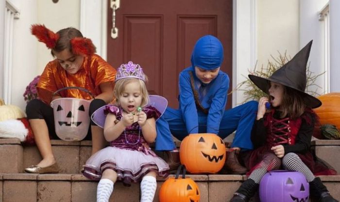 Hóa trang Halloween thành công chúa, siêu nhân, phù thủy đơn giản cho học sinh