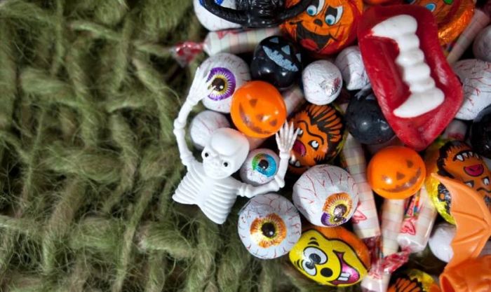 Hình nền Halloween cho máy tính với chủ đề bánh kẹo đáng yêu