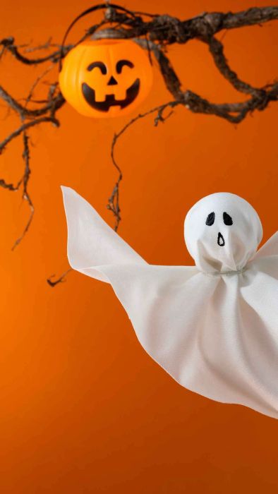 Hình nền Halloween cho điện thoại tông cam với hình con ma