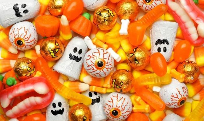 Hình nền Halloween cho máy tính với chủ đề bánh kẹo đẹp mắt