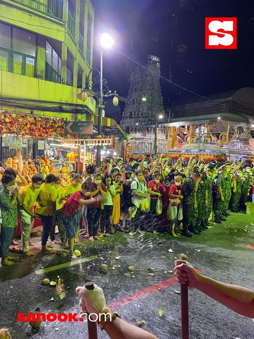 พิธีทุบมะพร้าวในประเพณี