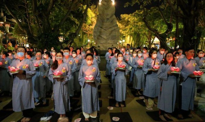 Người dân thành kính dâng hoa tại chùa trong ngày lễ Vu Lan báo hiếu