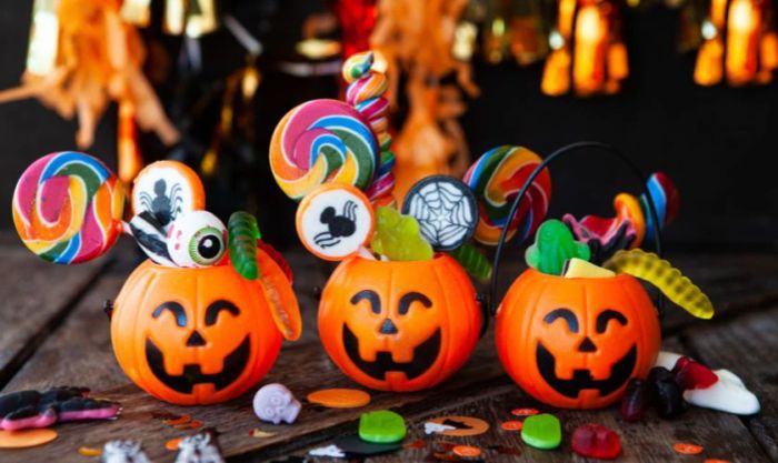 Hình nền Halloween cho máy tính với chủ đề bánh kẹo dễ thương