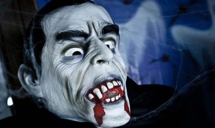 Hình nền máy tính Halloween với chủ đề ma cà rồng đáng sợ
