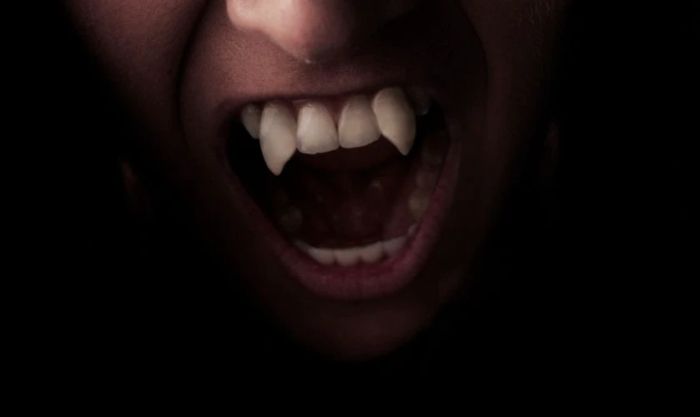 Hình nền máy tính Halloween với chủ đề ma cà rồng