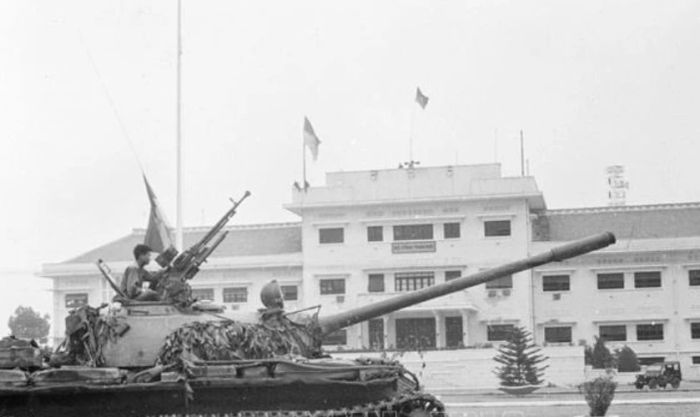 Lá cờ cách mạng tung bay trên trụ sở Bộ tổng tham mưu Ngụy quyền