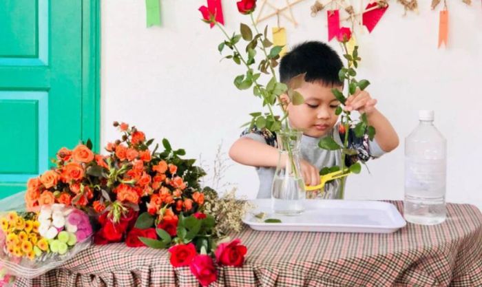 Bài thuyết trình cắm hoa hồng 20/10 mang chủ đề 'Tôn Vinh' thể hiện niềm tự hào về vẻ đẹp của người phụ nữ. Bình hoa được thiết kế để phản ánh sự tinh tế và thuần khiết của người phụ nữ Việt Nam. Những bông hoa vươn lên, vượt qua thử thách, đón nhận ánh sáng mới từ cuộc sống.