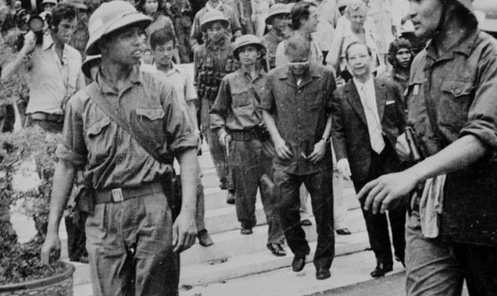 Hình ảnh Tổng Thống Ngụy quyền Dương Văn Minh tuyên bố đầu hàng