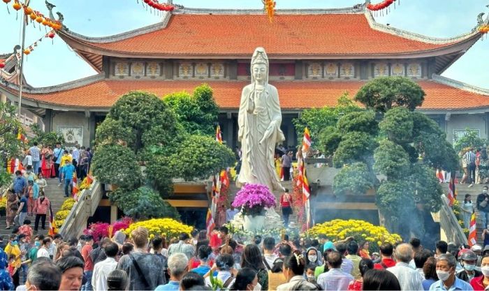 Mùng 1 Tết 2025 nên đi đâu?