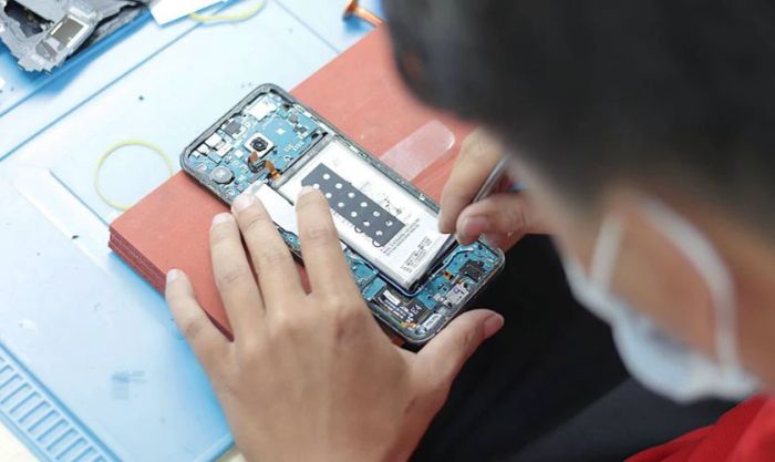 cách dùng bộ sạc đa năng để kích pin cho điện thoại iphone