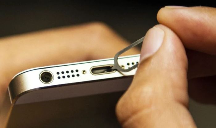 vệ sinh các điểm kết nối trên iphone sạch sẽ