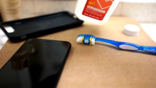 Sử dụng bàn chải để loại bỏ bụi bám trên loa