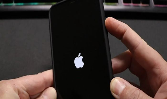 đợi 30 giây rồi giữ nút nguồn để khởi động lại iphone
