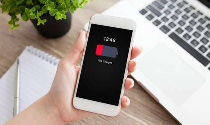 Sử dụng iPhone cho đến khi pin cạn và thiết bị tự động tắt nguồn