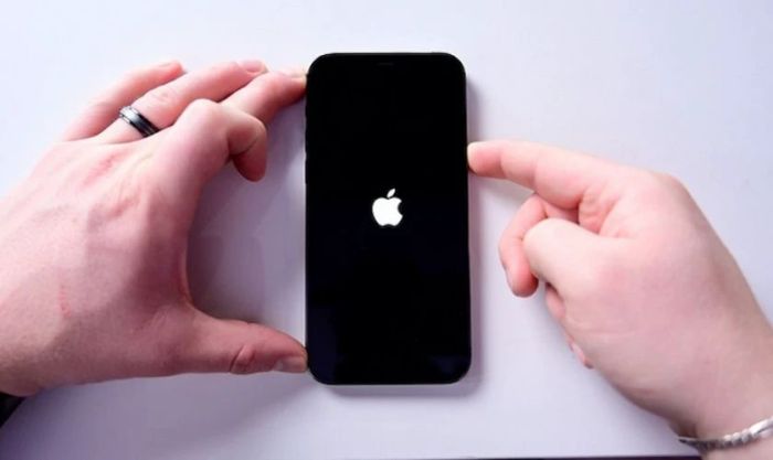 Giữ iPhone tắt hoàn toàn trong khoảng 12 đến 24 giờ
