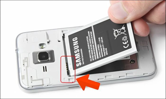 Tránh tự ý tháo pin điện thoại để không làm hỏng các linh kiện bên trong
