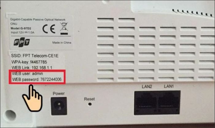 Kiểm tra thông tin Admin được in trên modem Wifi