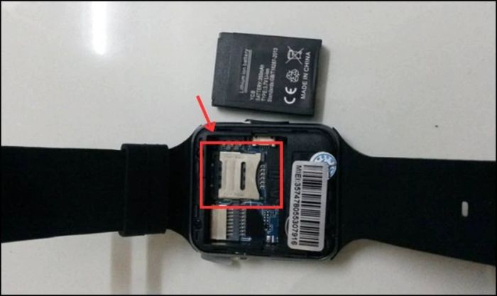 Đặt SIM và thẻ nhớ vào khe cắm phù hợp