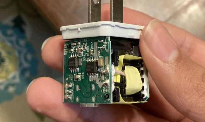 Hướng dẫn tháo củ sạc iPhone: Kiểm tra củ sạc để tìm lỗi ngay lập tức