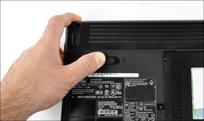 Tháo pin khỏi laptop Dell