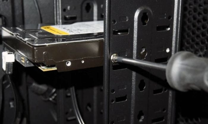 Lắp đặt ổ cứng SSD vào vị trí chính xác trên PC