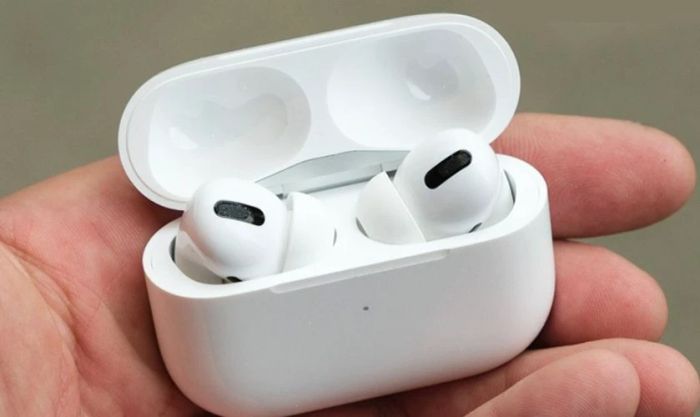 Đặt tai nghe vào bên trong hộp AirPod trước khi sạc