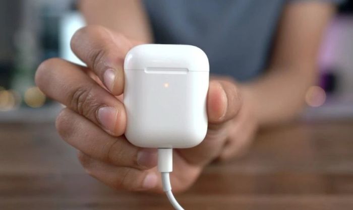 Sạc nhanh hộp đựng tai nghe AirPod bằng phương pháp sạc có dây