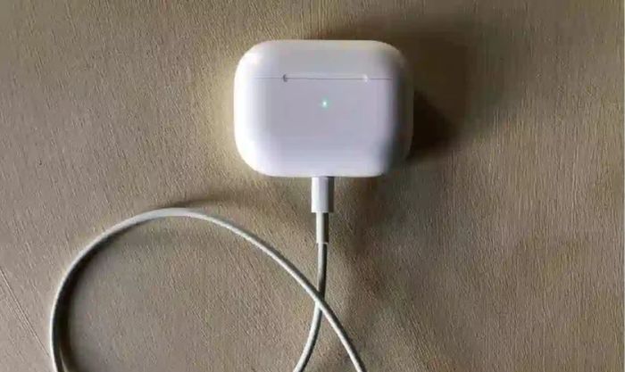Hướng dẫn chi tiết cách sạc tai nghe AirPod đúng chuẩn