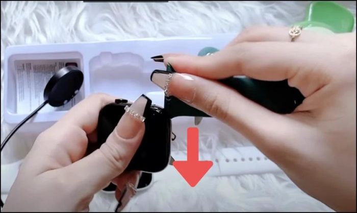 Dây ngắn được lắp vào phía trên đồng hồ, gần nút nguồn