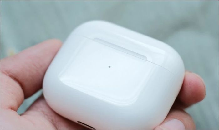 Đóng nắp hộp để bắt đầu quá trình sạc tai nghe tự động