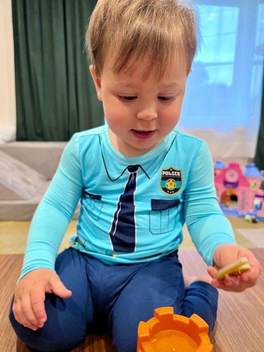 A Mytour editor’s son dressed in police officer pajamas