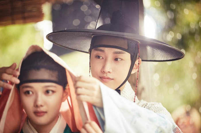 Moonlight Drawn by Clouds – Mây họa ánh trăng image 1