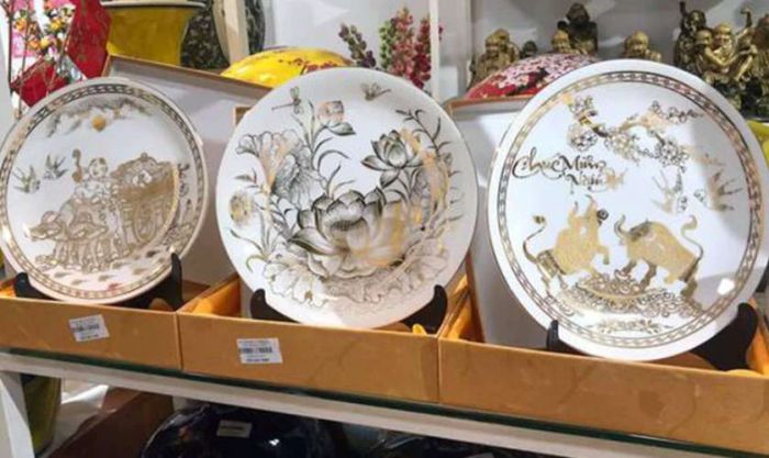 Trang trí Tết phòng khách với đĩa cảnh sứ