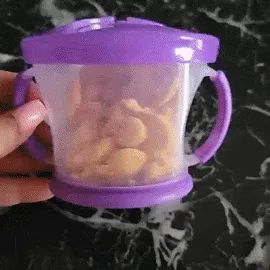 A reviewer's video showing how the container keeps snacks from spilling