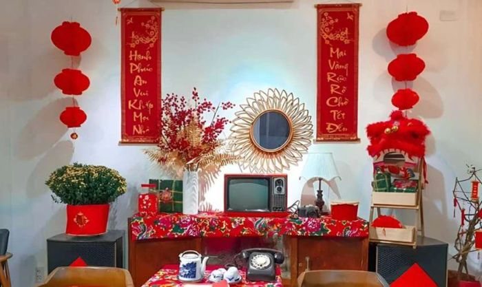 Trang trí nhà cửa đón Tết với câu đối đỏ