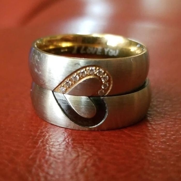 Image from a reviewer showing both rings