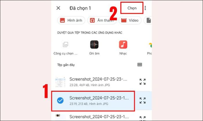 Tiếp theo, trong danh sách các tệp và hình ảnh, bạn hãy nhấn chọn một hoặc nhiều tệp