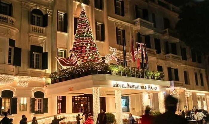 Trang trí Noel khách sạn từ phía bên ngoài