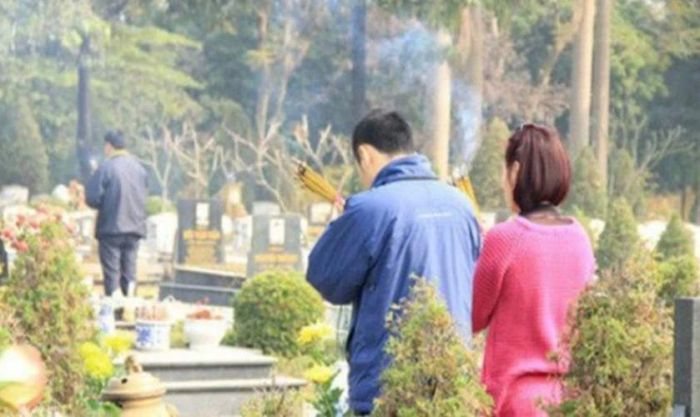 Bài văn khấn tại mộ chiều 30 Tết