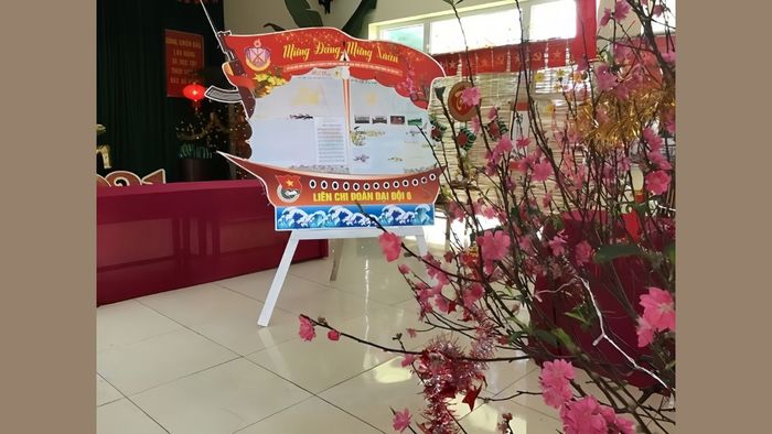 Mẫu báo tường chào mừng Đảng và mùa xuân với phong cách đơn giản
