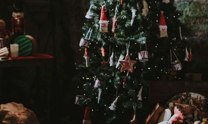 Ảnh Noel Zalo với tông màu đen bí ẩn